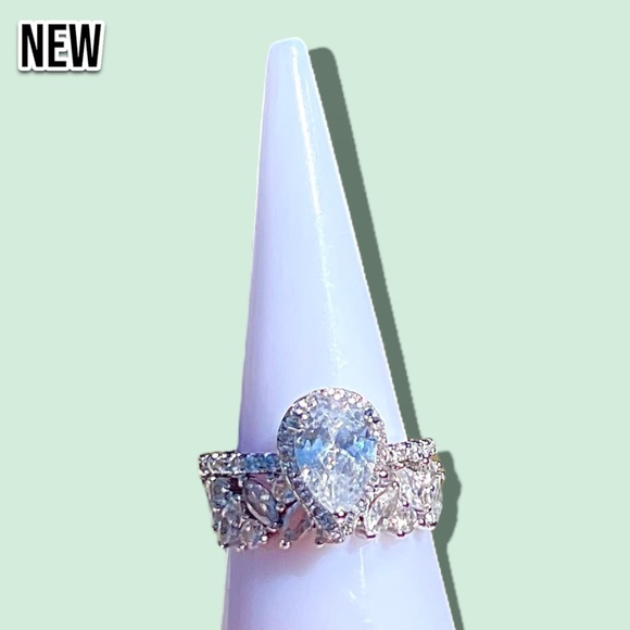 New Dazzling Cubic Zirconia Teardrop CZ Wedding Engagement Ring 2pc set - Picture 9 of 14